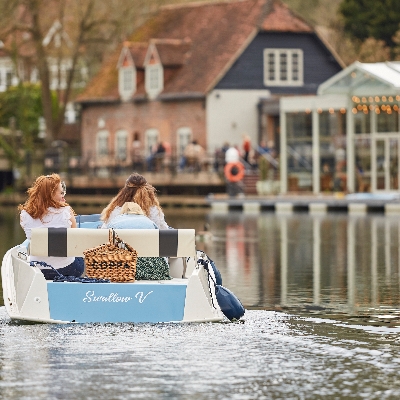 The Swan at Streatley introduces new al fresco lobster bar