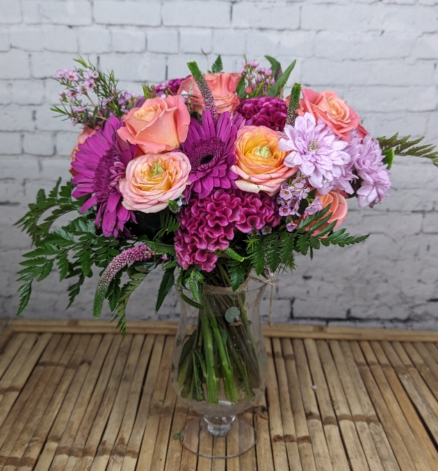 Oxfordshire-based wedding florist YouFloria floral arrangement